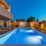 Дом отдыха Luxurioese Mit Privatem Pool Und Sonnenterrasse *