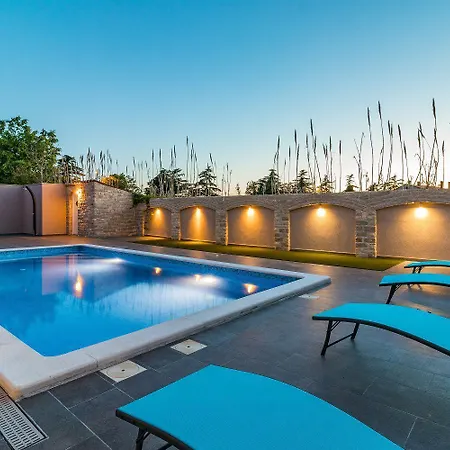Luxurioese Mit Privatem Pool Und Sonnenterrasse