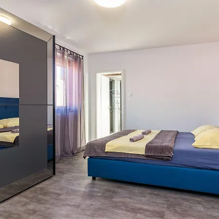 Luxurioese Mit Privatem Pool Und Sonnenterrasse