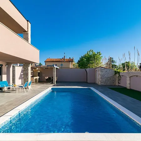 Luxurioese Mit Privatem Pool Und Sonnenterrasse
