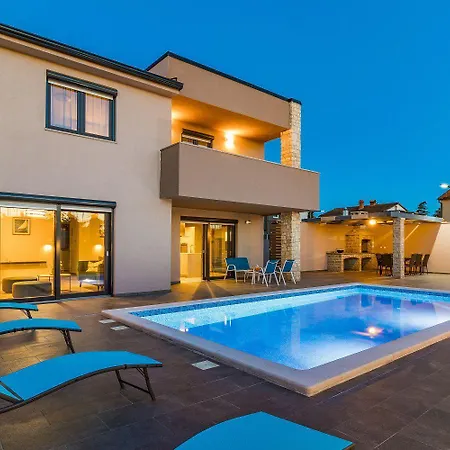Luxurioese Mit Privatem Pool Und Sonnenterrasse Valbandon