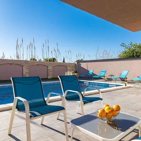 Luxurioese Mit Privatem Pool Und Sonnenterrasse Dom wakacyjny *